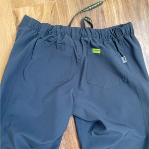 ACTIVATE BY MED COUTURE Scrubs // Gray // Size Small